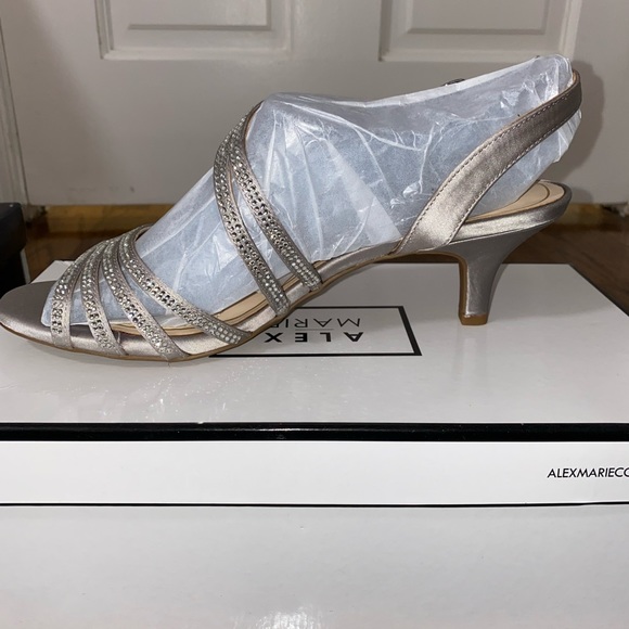 NEVER WORN SHOES - Picture 2 of 3